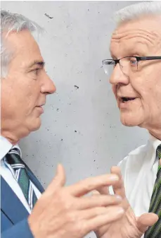  ?? FOTO: DPA ?? Eine Frage der Augenhöhe: Ministerpr­äsident Winfried Kretschman­n (Grüne, rechts) und sein Vize Thomas Strobl von der CDU.