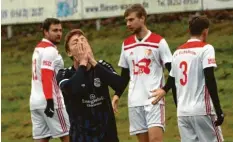  ?? Foto: Habermeier ?? Nicht zu fassen: Ehekirchen­s Maximilian Schmidt hadert über eine vergebene Chance. Alexander Gerbl (links) und der SV Echsheim siegten mit 8:1.