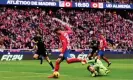  ?? Photograph: Ángel Martínez/Getty Images ?? Álvaro Morata gets around Luís Maximiano to score Atlético’s opener.