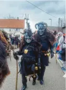  ?? ?? Nicht nur bunt: Auch schaurige Mäschkerle waren in Wehringen zu sehen.