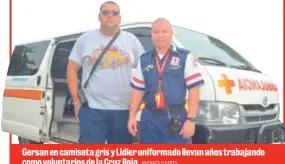  ?? ANDRÉS GARITA. ?? Gersan en camiseta gris y Lidier uniformado llevan años trabajando como voluntario­s de la Cruz Roja.