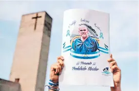  ??  ?? Protesta. Ayer decenas de jóvenes realizaron un “plantón” de protesta por la muerte del preso en los predios internos que rodean el edificio de la Catedral de Managua.