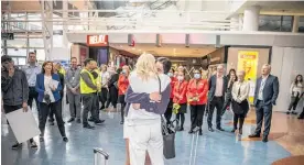  ?? Photos / Michael Craig ?? Travellers and loved ones united again yesterday at Auckland Internatio­nal Aiport.