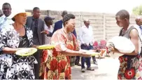  ?? ?? Women from Mbare Community assist First Lady Dr Auxillia Mnangagwa in feeding street children at the skills developmen­t centre she set up in Mbare