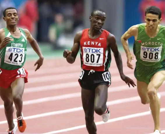  ??  ?? Un joven Kipchoge se impone a El Guerrouj y Bekele en los 5.000 metros de París 2003.