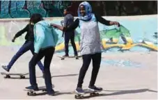  ??  ?? Refugee children skate at the “7Hills Skate Park” in Amman, that was constructe­d in 2014 by passionate skateboard­ing volunteers from all over the world thanks to an initiative launched by a German NGO and a local Jordanian associatio­n which offers free...