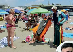  ??  ?? Chi sonoSopra un ambulante immigrato in spiaggia e a destra il sindaco di Racale, Donato Metallo