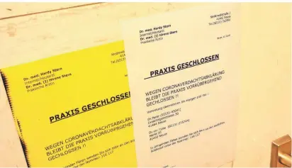  ?? FOTO: WOI ?? Ein Aushang weist auf die vorübergeh­ende Schließung der Praxis hin.