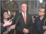  ?? JACQUES BOISSINOT LA PRESSE CANADIENNE ?? Guy Ouellette reprend sa place sur les banquettes libérales. Ci-dessus, il est accompagné de ses collègues Filomena Rotiroti et Nicole Maynard.