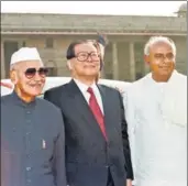  ?? AFP ?? Jiang Zemin (centre) poses with Indian President Shankar Dayal Sharma (left) and PM H.D. Deve Gowda in 1996.