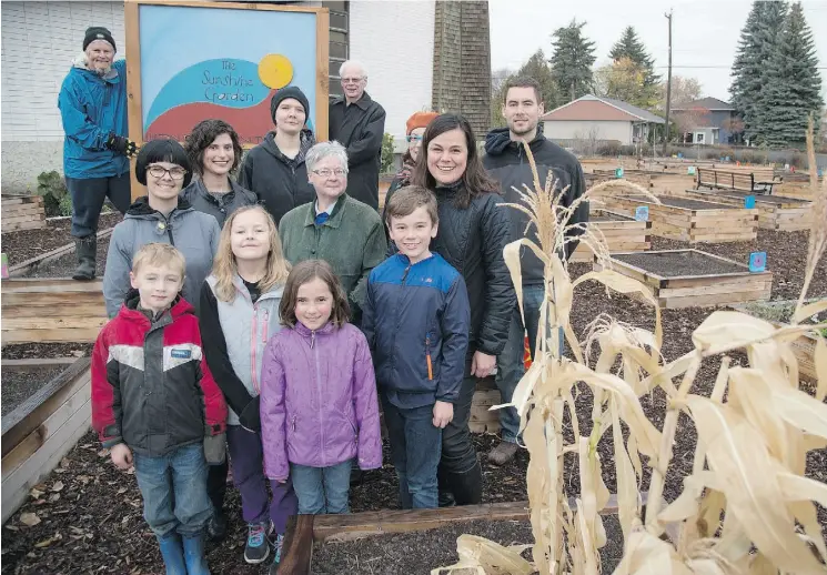  ?? BRUCE EDWARDS /EDMONTON JOURNAL ?? Sherry Prokopuk, at right in black, is the co-ordinator of the Fulton Place Community Garden. The city is making it easier for interested citizens to find appropriat­e land and start more urban agricultur­e projects like this one.