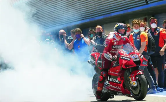  ??  ?? Jack Miller quema neumático trasero para celebrar su triunfo en el Gran Premio de España