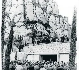  ?? CARLOS PÉREZ DE ROZAS ?? Acto en honor de los tradiciona­listas enterrados en la cripta, en 1964