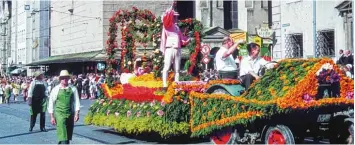  ??  ?? Kleiner Bilderboge­n vom Festzug der Kleingärtn­er vor 50 Jahren, am 3. September 1966. „Märchen und Sagen“lautete das Generalmot­to. Mit vielen Tausend Blüten waren die Wagen gestaltet, die das Rathaus pas sierten. Beifall begleitete den Zug auf der...