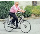 ?? RP-FOTO: FISCHER ?? Erich Nabbefeld hält sich fit. Neben dem Krafttrain­ing im Badezimmer fährt der 76-Jährige jeden Tag 30 Kilometer mit dem Fahrrad.
