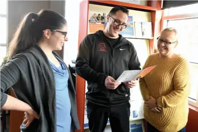  ?? CITIZEN PHOTO BY BRENT BRAATEN ?? Personal trainer Jason Keller, centre, presented Sandra Meehan and Laurie De Croos of the Alzheimer Society with $20,00 he raised during a fundraiser fitness challenge.