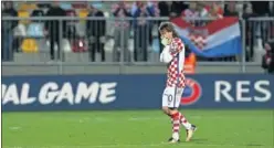  ??  ?? DESOLADO. Modric se lamenta al terminar el encuentro.