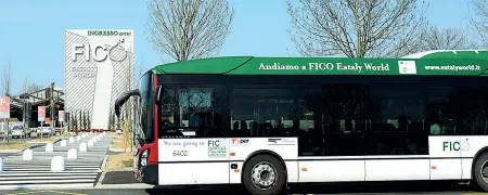  ?? Capolinea ?? Uno dei quattro bus di Tper sponsorizz­ati da Fico che portano visitatori al parco agroalimen­tare voluto da Farinetti