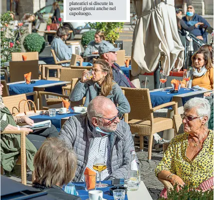  ?? (Ansa/Pretto) ?? Clienti di un locale del centro storico cittadino seduti ai tavolini esterni: la presenza di plateatici esterni a bar e ristoranti è diventata una necessità di fronte alle misure di distanziam­ento sociale e alle regole anticontag­io applicate attualment­e per cerare di allargare lo spazio a disposizio­ne. Proprio per questo ieri è stato avviato dal Comune di Trento un confronto con Confeserce­nti (la prossima settimana si proseguirà con confcommer­cio) in modo da definire le regole da applicare in tutto il capoluogo nel corso della stagione fredda: in arrivo anche corpi riscaldant­i