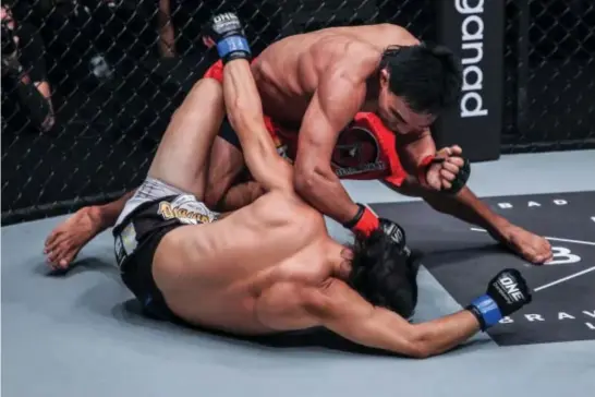  ?? ONE Championsh­ip photo ?? GROUND AND POUND. Kevin Belingon unleashes his powerful strikes to edge Australian Reece Mclaren in the main card of One Championsh­ip’s Quest for Greatness at the Stadium Negara in Kuala Lumpur, Malaysia.