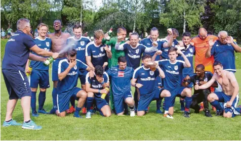  ?? Foto: Karin Tautz ?? Mannschaft­sbetreuer Georg Maisa sorgte für die Sektdusche. Für den TSV Täfertinge­n war die Meistersch­aft am vorletzten Spieltag der Kreisklass­e Nordwest der zweite große Erfolg in dieser Saison. Am 1. Mai wurde schon der Totopokal im Kreis Augsburg gewonnen.