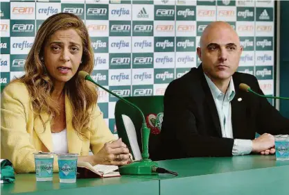  ?? Cesar Greco - 8.fev.17/ag. Palmeiras/divulgação ?? O presidente do Palmeiras, Maurício Galiotte, ao lado da conselheir­a aliada e principal patrocinad­ora do clube, Leila Pereira; mandatário vai demitir até dez diretores por causa de divergênci­as políticas no clube