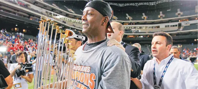  ??  ?? Édgar Rentería, el mejor deportista barranquil­lero de todos los tiempos, fue el héroe y Pelotero Más Valioso de la Serie Mundial de 2010, jugando para los Gigantes de San Francisco. Aquí con el trofeo de campeón.AFP