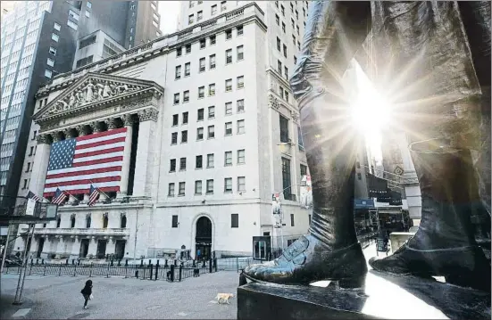  ?? JUSTIN LANE / EFE ?? La Bolsa de Wall Street, a los pies de la estatua de George Washington, aparecía así ayer