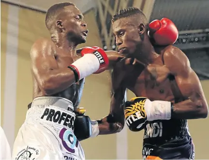  ?? / ALAN EASON ?? Ronald Malindi lands a body shot to Makazole Tete at the Orient Theatre in East London .