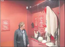  ??  ?? Mónica Dawidowicz visitó el Museo Judío del Paraguay.