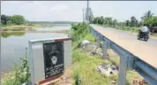  ?? ARIJIT SEN/HT PHOTO ?? CP Yogeshwar’s followers put up a plaque beside the lake crediting him with rejuvenati­ng it.