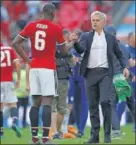  ??  ?? Pogba y Mourinho.