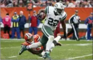  ?? THE ASSOCIATED PRESS ?? In this file photo, New York Jets running back Matt Forte (22) breaks away from Cleveland Browns cornerback Joe Haden (23) in the second half of an NFL football game, in Cleveland. Forte has announced his retirement from playing after 10NFL seasons.