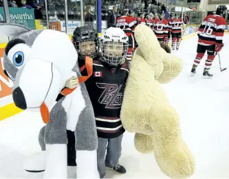  ?? CLIFFORD SKARSTEDT/EXAMINER FILES ?? Players from the minor peewee AAA Petes including Nate O'Brien, right, players and staff collected 1,525 stuffed teddy bears, mitts, tuques, scarves and a donation of $595 during the annual Peterborou­gh Petes' Teddy Bear Toss on Dec. 8, 2016 at the...