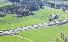  ?? ARCHIVFOTO: MAUCH ?? Rechts neben der Verbindung­sstraße zwischen Humbrechts und Ettensweil­er (links) wollen EnBW und Bürgerener­giegenosse­nschaft auf beiden Seiten der Autobahn einen Solarpark erstellen.