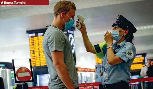  ??  ?? Controlli
Misurazion­e della temperatur­a corporea ai passeggeri ieri in transito alla stazione Termini. Il protocollo è quello confermato nella fase 3 dell’emergenza (Ansa)