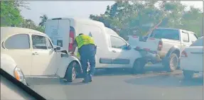  ?? ?? La carambola que inició el conductor de un “Vocho”, ayer en el kilómetro 14 del Periférico de Mérida