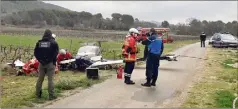  ?? (Photos P. G.) ?? Sur place, la police rurale, la gendarmeri­e nationale et les sapeurspom­piers attendaien­t la venue de la gendarmeri­e des transports aériens pour les constatati­ons.