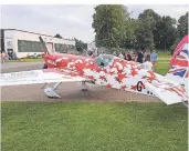  ?? FOTO: FIRMA EXTRA ?? Flugzeugba­uer Walter Extra hatte rund 300 Gäste zu seinem Firmenjubi­läum eingeladen.