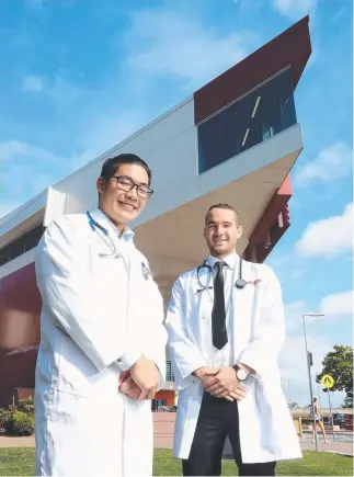  ?? Picture: RICHARD GOSLING ?? Medical students Jeremy Lynch and William Tsai.