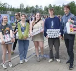  ?? FOTO EVB ?? Lotte, Louise, Leen, Wout en Ward sleuren met kratten Cara Pils naar de camping.