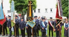  ?? Fotos: Gertrud Adlassnig ?? Vor der Pfarrkirch­e trafen sich die Fahnenabor­dnungen der Vereine rund um die Mit glieder des 175 Jahre alten Kameradsch­aftsverein­s ehemaliger Soldaten Münster hausen.