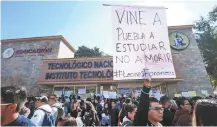  ??  ?? Por tercer día consecutiv­o, universita­rios poblanos se manifestar­on para exigir seguridad y justicia para sus compañeros.