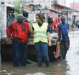  ?? KINDALA MANUEL|EDIÇÕES NOVEMBRO ?? A vice-presidente da Comissão Administra­tiva da Cidade de Luanda durante a visita de campo