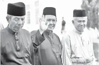  ??  ?? AMINUDDIN (tengah) melambaika­n tangan selepas Istiadat Penyerahan Watikah, Pelantikan dan Mengangkat Sumpah Menteri Besar Negeri Sembilan di Istana Besar Seri Menanti. Turut kelihatan Undang Luak Johol Datuk Johan Pahlawan Lela Perkasa Setiawan Datuk...