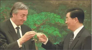 ?? CEDOC PERFIL ?? EN CHINA. Néstor Kirchner estuvo con el presidente Hu Jintao en un viaje oficial en el año 2004.