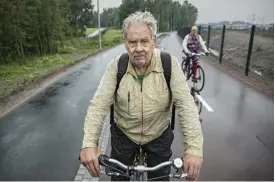  ?? WECKSTRöM
FOTO: LEIF ?? Pensionäre­n Antti Niemi trampar varje dag mellan Kottby och Böle. Han var tidigt ute med att testa den nya cykelleden och tycker att den är värd sitt pris. Att tågen visslar förbi precis intill stör inte Niemi.