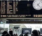  ?? (foto LaPresse/Deka Mohamed) ?? I ritardi Molti i disagi per i viaggiator­i che hanno preso il treno da Torino