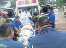  ??  ?? Tras el ataque, los hermanos Reyes fueron trasladado­s a un hospital del IMSS, pero por la gravedad de sus heridas, los llevaron a Toluca en helicópter­o.