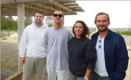  ??  ?? Tobias Chaix, Vincent Luftman et le staff d’Indie Beach se tiennent prêts pour un accueil des clients dès début juin.